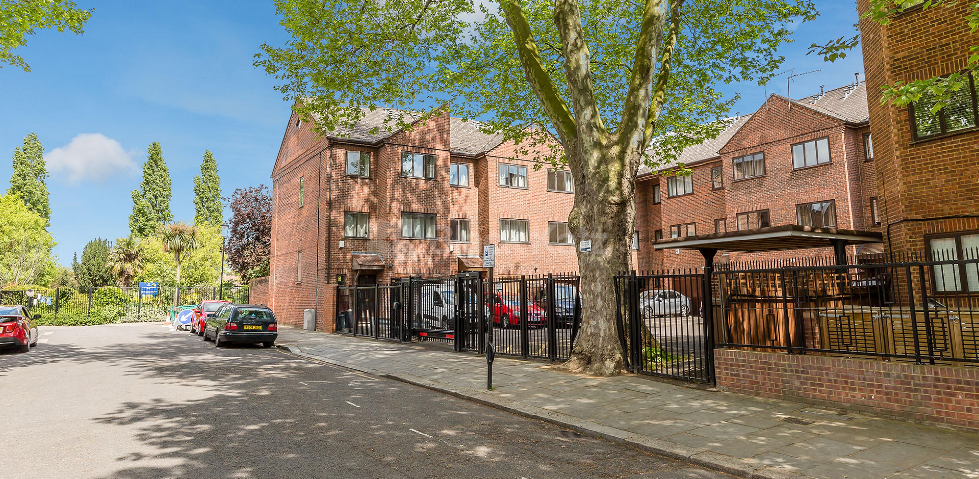			4 BEDROOMS & 2 BATHROOMS, 4 Bedroom, 1 bath, 1 reception Flat			 St.Helens Gdns, LADBROKE GROVE W10